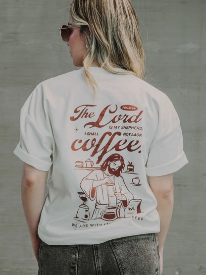 Modelo usando camiseta WE ARE x Clothes Coffee blanca, vista posterior con gráfico