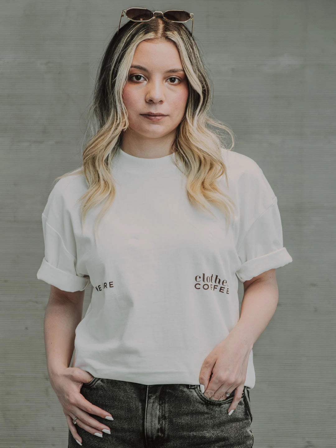 Modelo usando camiseta WE ARE x Clothes Coffee gris, vista frontal
