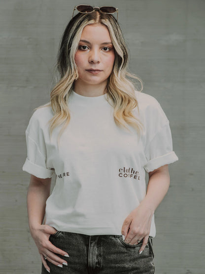 Modelo usando camiseta WE ARE x Clothes Coffee gris, vista frontal