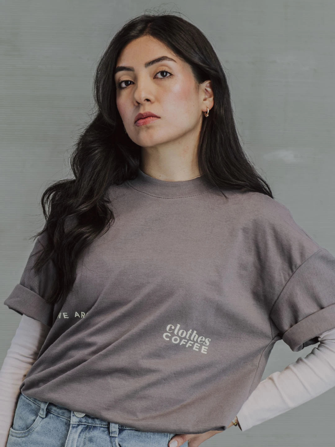 Modelo usando camiseta WE ARE x Clothes Coffee gris, vista frontal