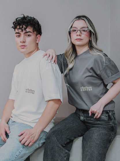 Modelos usando camiseta WE ARE x Clothes Coffee gris y blanca, vista frontal
