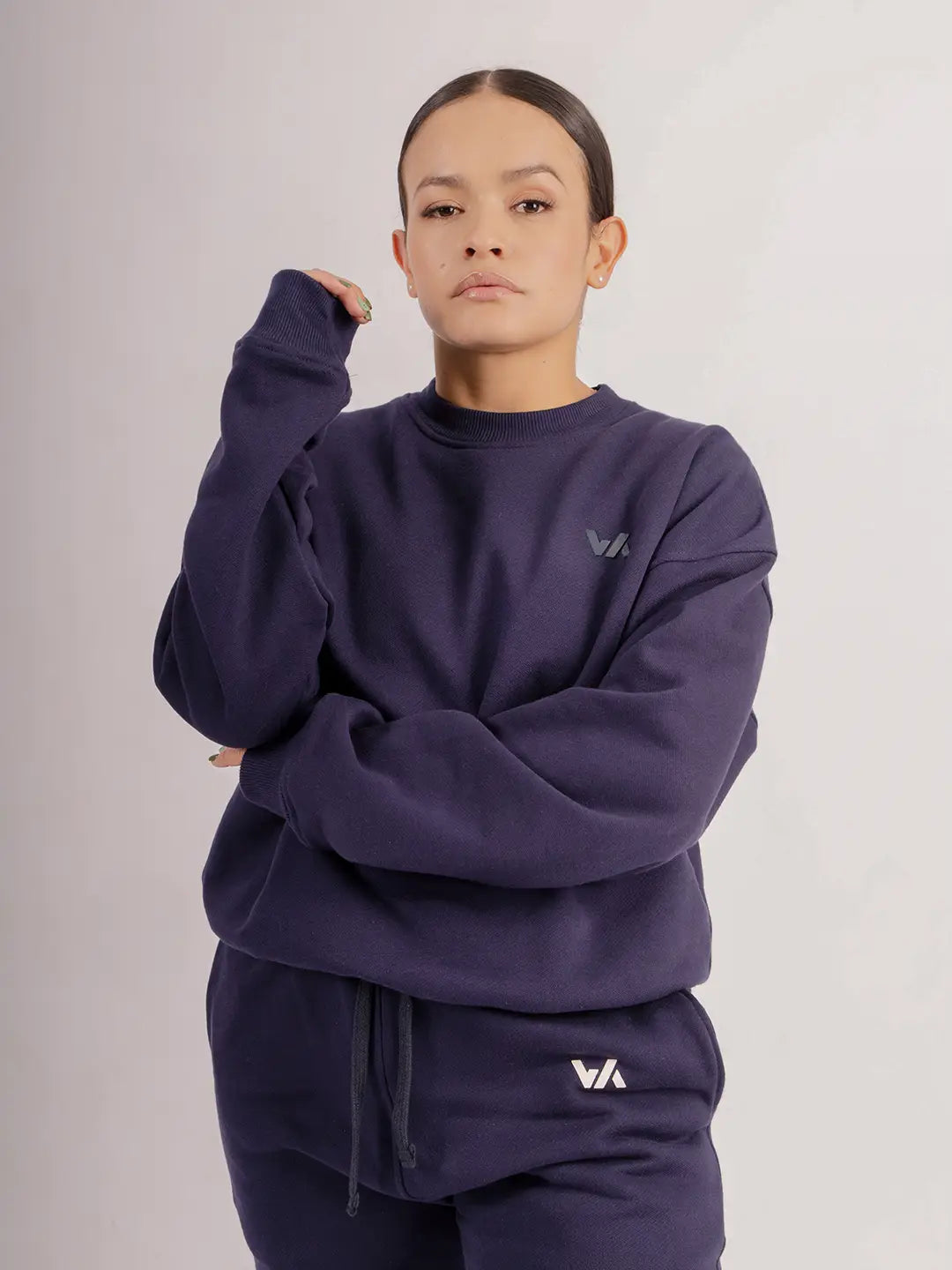 Modelo usando crewneck oversized WE ARE color azul marino, vista frontal mostrando la silueta relajada, el fit y el logo discreto en el pecho.