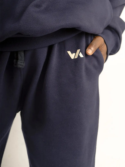 Detalle de jogger WE ARE azul marino con logo estampado y bolsillo