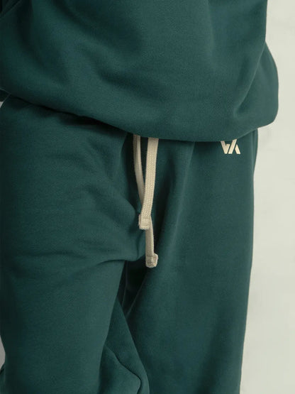 Detalle de jogger WE ARE verde con cordón y logo frontal