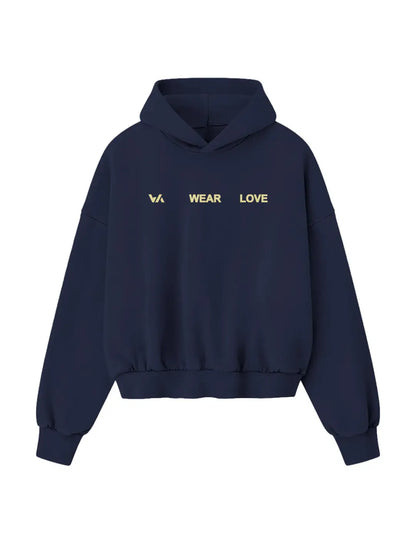 Hoodie oversized WE ARE azul marino, vista frontal con gráfico “WEAR LOVE”.