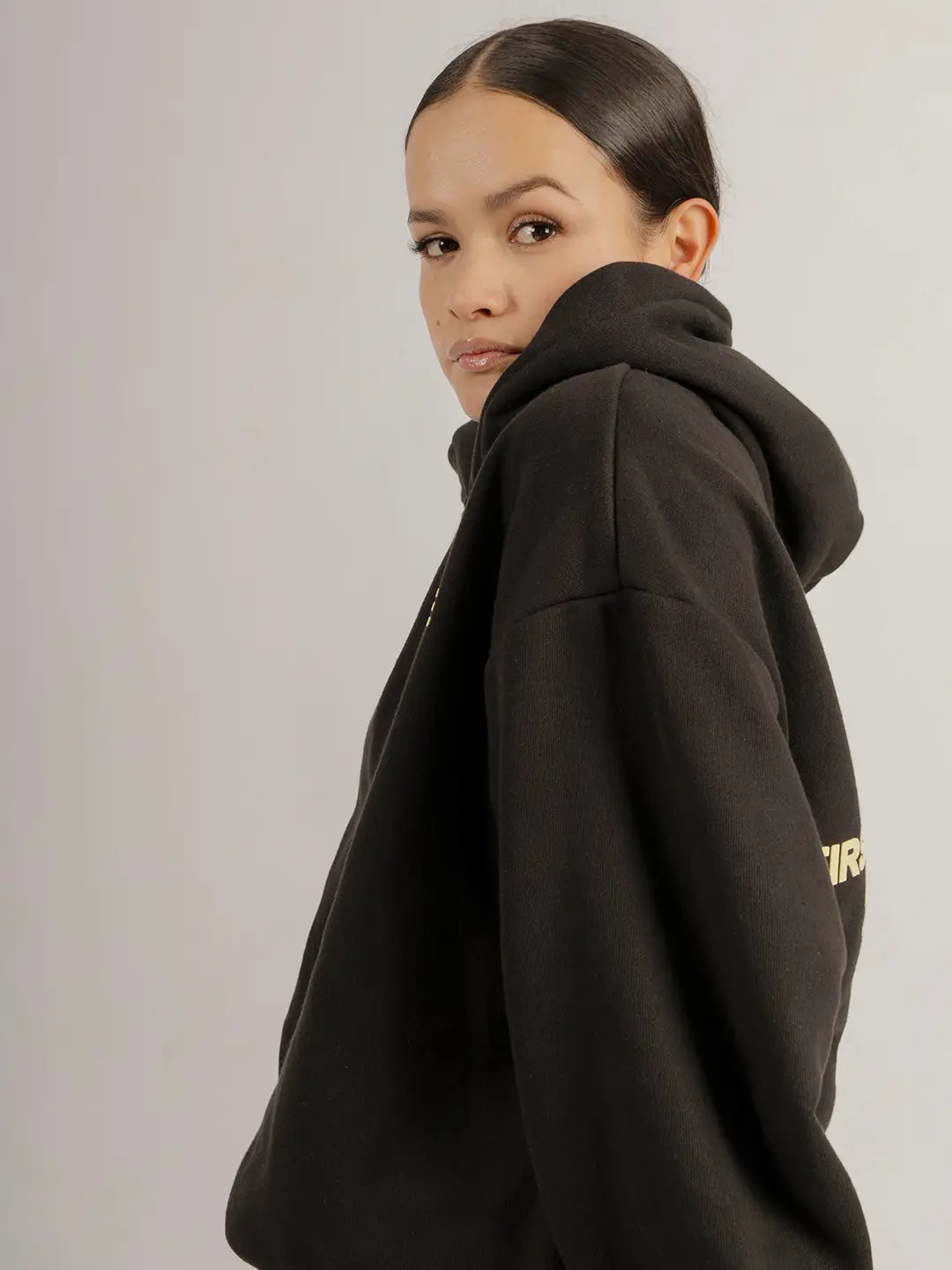 Hoodie oversized WE ARE negro, vista lateral.