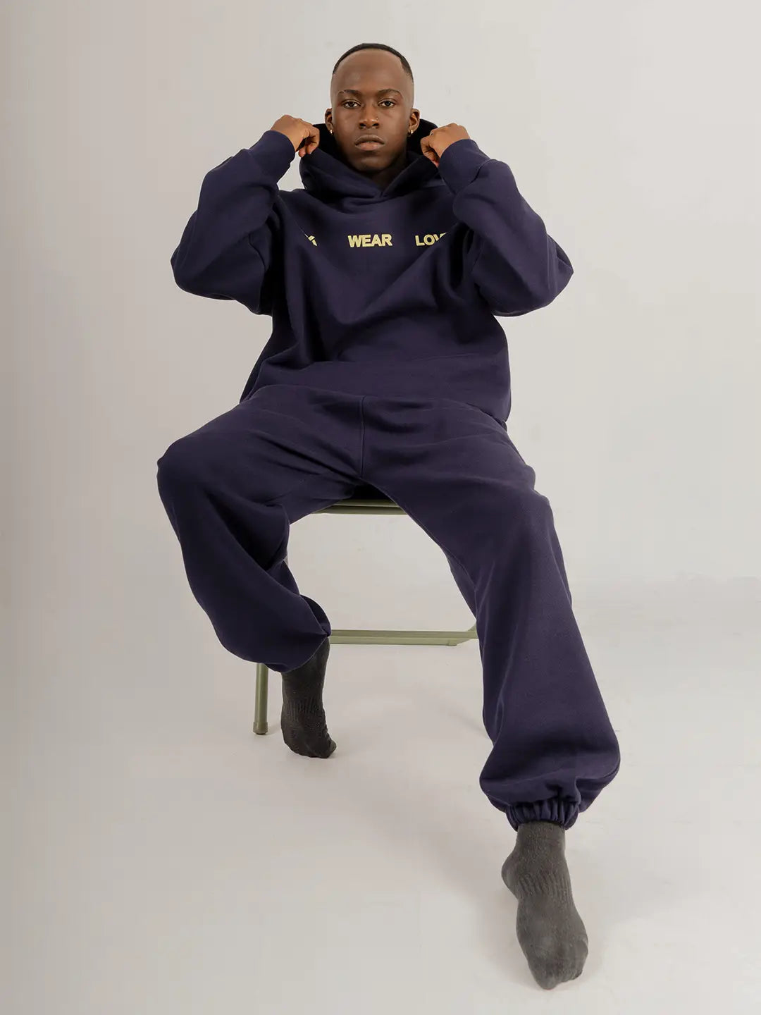 Modelo usando jogger WE ARE azul marino oversized, look completo