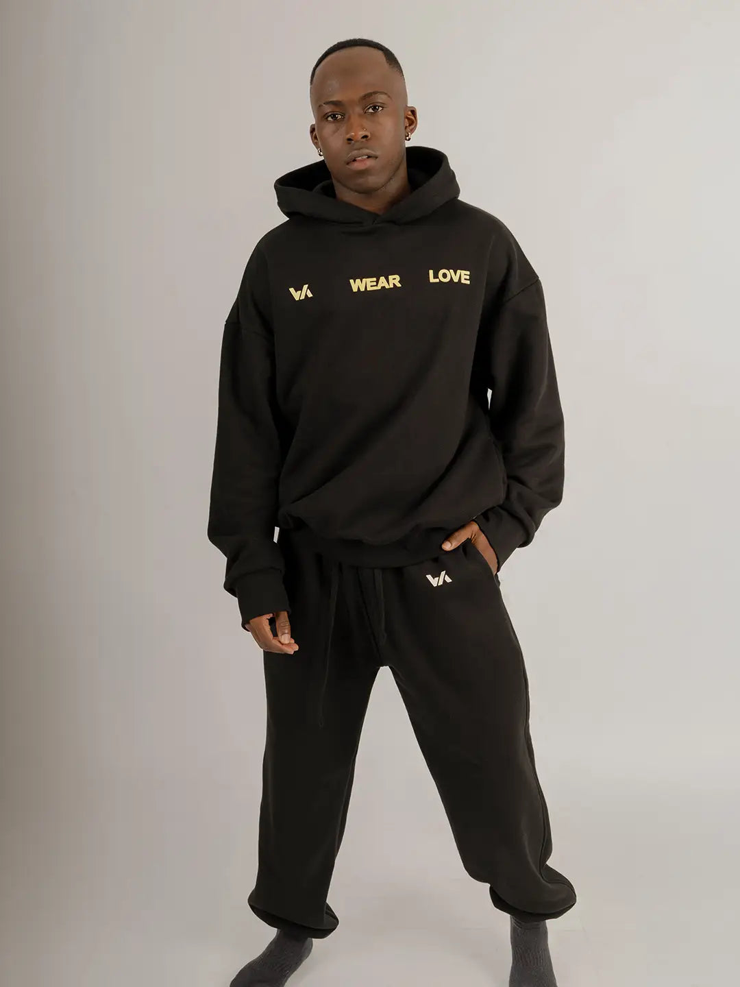 Modelo usando jogger WE ARE negro oversized