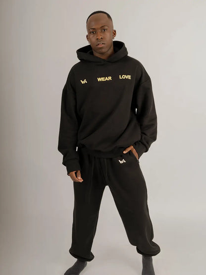 Modelo usando jogger WE ARE negro oversized