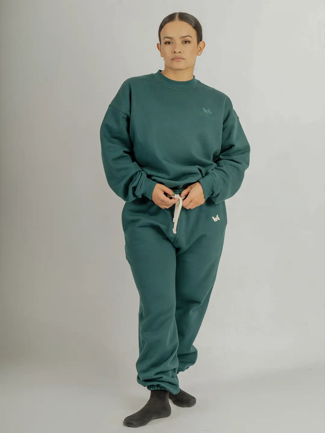 Modelo usando jogger WE ARE verde con hoodie a juego