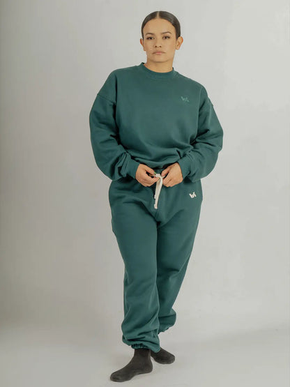 Modelo usando jogger WE ARE verde con hoodie a juego