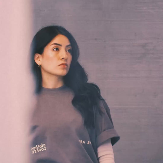 Camiseta oversized WE ARE x Clothes Coffee color blanco, vista frontal
