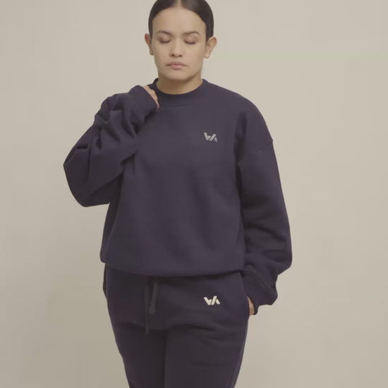 Modelo usando jogger WE ARE oversized