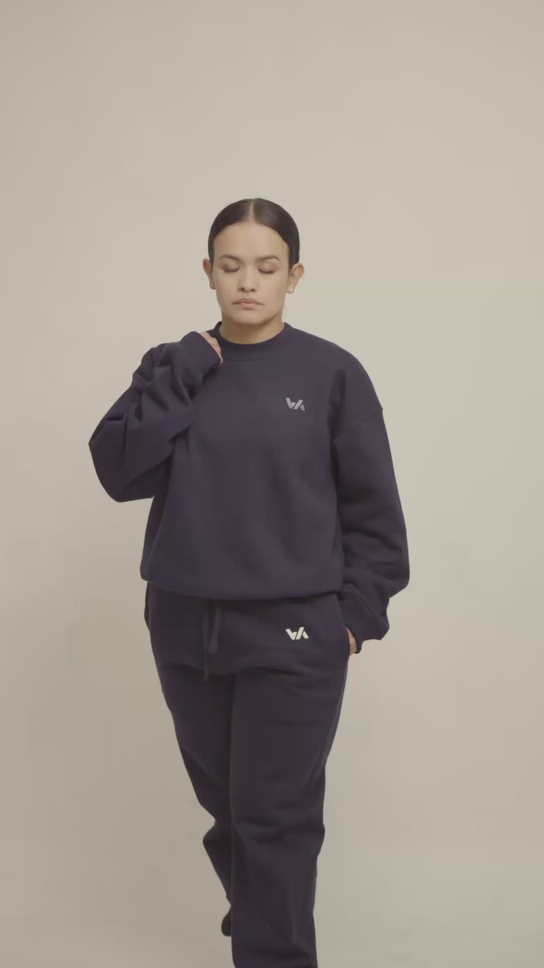 Modelo usando jogger WE ARE oversized