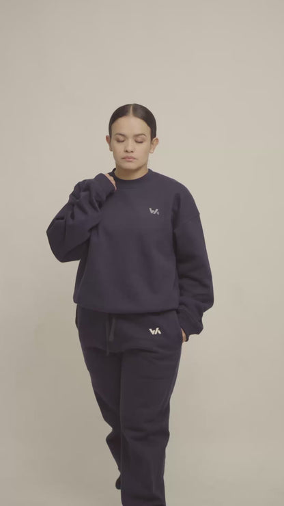 Modelo usando jogger WE ARE oversized