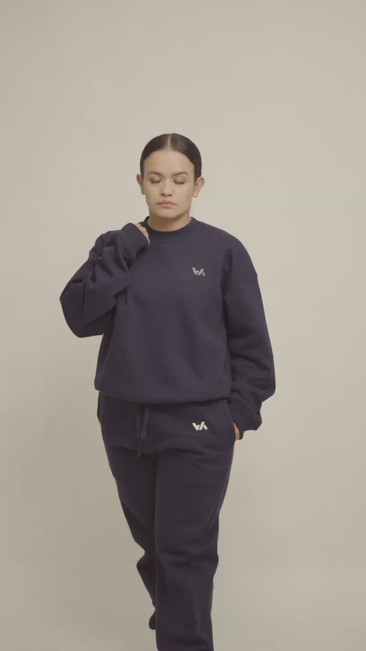 Modelo usando jogger WE ARE oversized